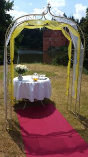 Slavobrána se žlutou a bílou organzou