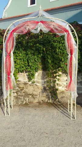 Slavobrána s červenou a bílou organzou