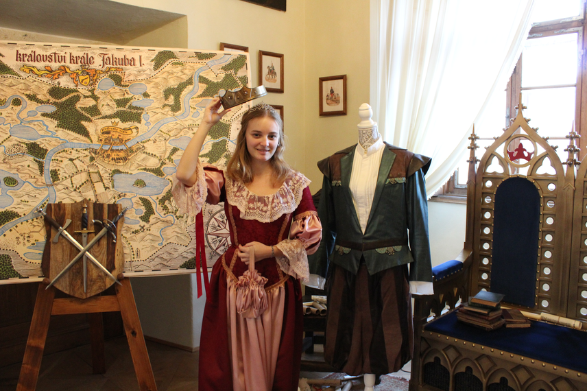 Princezna s držící královskou korunu.