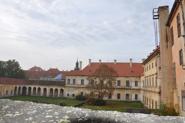 Pohled na zahradu starého opatství (říjen 2020).