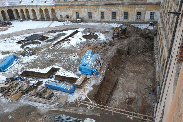 Zemní práce na zahradě opatství. 