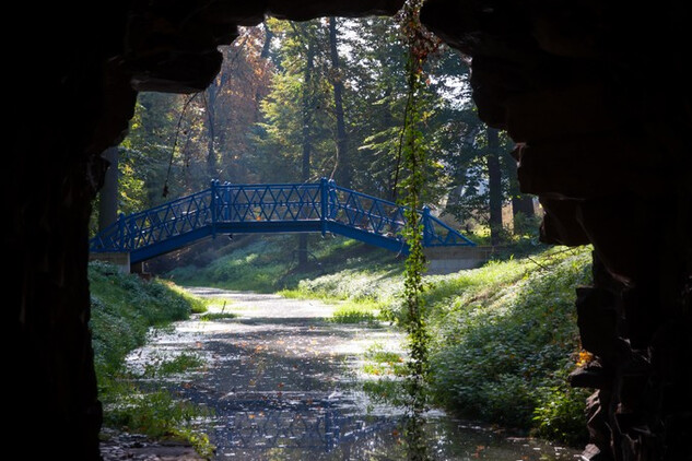 Pohled z Egyptského pavilonu na most s vyhlídkou