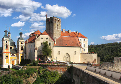 Předhradí z přístupového mostu