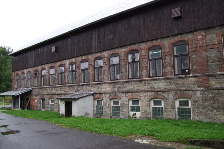 Brusírna Harrachovské sklárny se strojním vybavením 