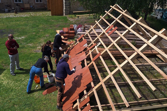 Kladení bobrovek na model krovu