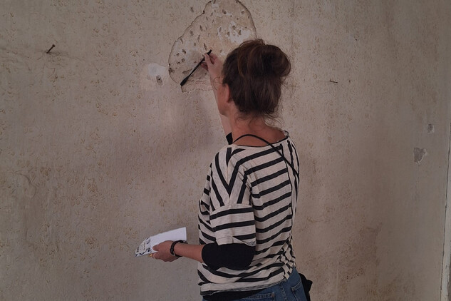 Seškrabávání omítky