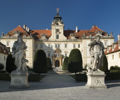 Absolutním „skokanem roku“ v návštěvnosti jsou jihomoravské Valtice, jejichž branami letos prošlo již přes 125 tisíc zájemců, zatímco od ledna do října 2015 jich bylo 48 tisíc.