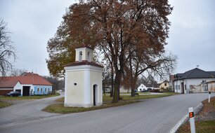 Návesní kaple Panny Marie Bolestné v Novosedlech z roku 1817.