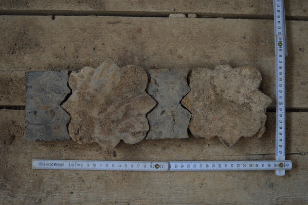 Plasy, areál kláštera, nalezená mozaiková dlažba. Foto: Národní památkový ústav