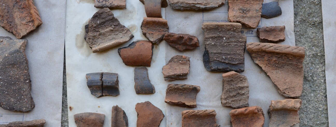 Plasy, areál kláštera, ukázka pravěké keramiky. Foto: Národní památkový ústav