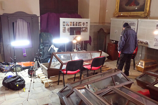 Průzkum krajek z konce 16. století v terénu. Foto: Národní památkový ústav