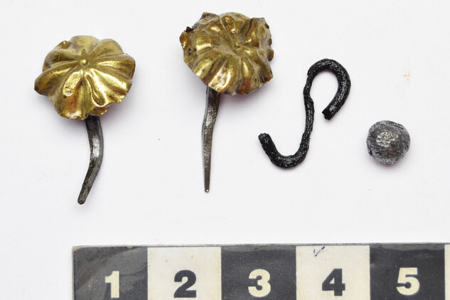 Ukázka kovových artefaktů – stav před a po konzervaci. Foto: archiv Západočeského muzea v Plzni.