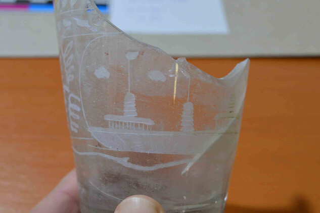 Pozůstatky číšky s rytým motivem orientální architektury. Foto M. Waldmannová.