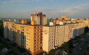 Plzeň-Severní Předměstí, Vinice, Brněnská čp. 984/25-989/35 a Břeclavská 959/2-962/8, věžový dům Břeclavská 993/10, pohled od severovýchodu (foto David Tuma, 2022)