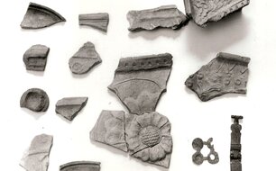 Přimda, hrad, výběr z nálezů z amatérského výkopu na skalním hřebeni na podzim 1985, foto: Národní památkový ústav, Jan Gryc, 1986