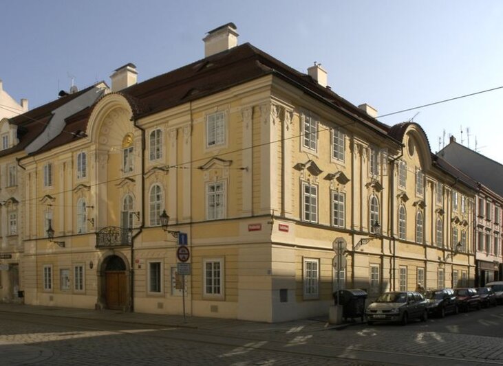 Plzeň, dům U&nbsp;Zlatého slunce. Pohled od severozápadu.