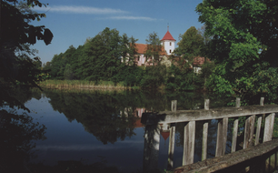 Těchonice, pohled přes stavidlo rybníka na kostel sv. Filipa a Jakuba. (foto poskytl Michal Votík, Regionální řemeslné muzeum Merklín)