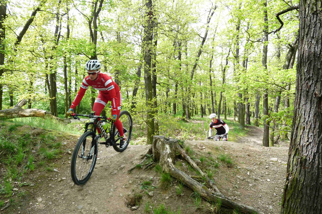 Kunratice: jízda bikerů přes val husitského tábora (2017)