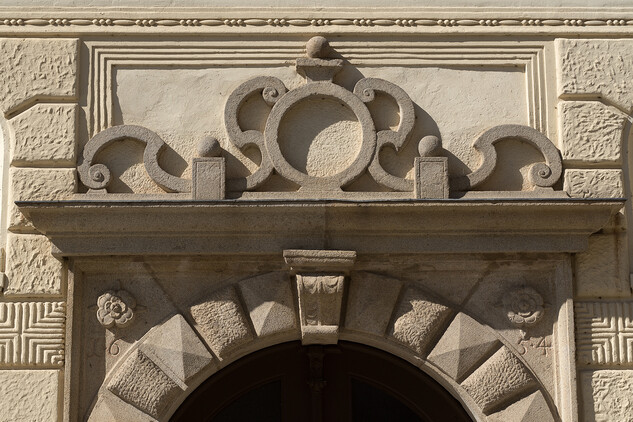Ozdobná kartuš  a letopočet dokončení stavby nad vstupním portálem jezuitské koleje v Telči (nyní budova Univerzitního centra Masarykovy univerzity v Telči)