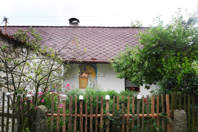 Bývalý venkovský ateliér a exteriérová galerie umělecké a manželské dvojice Míly Doleželové a Jiřího Mareše v Klátovci 