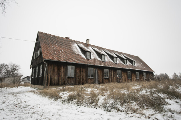 Dřevěná budova školní tělocvičny ve Stonařově 