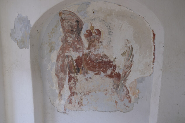 Kaple ve Stříteži, pohled do interiéru na jižní stěnu s nikou