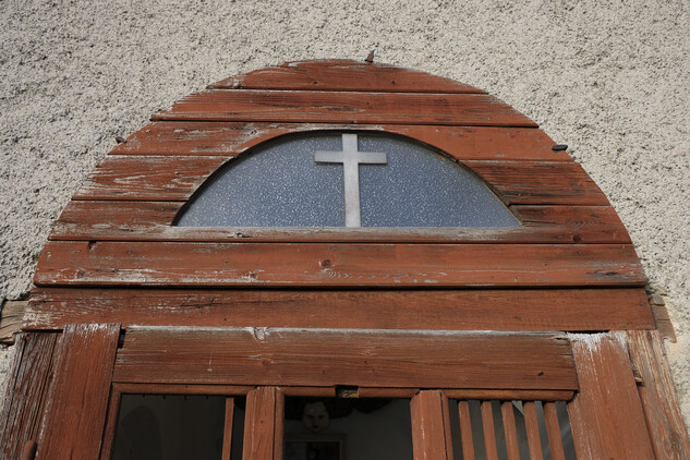 Kaple ve Stříteži, detail zaobleného tympanovu nad vchodovými dveřmi
