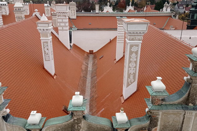 Obnovené střechy a komíny na Litomyšli