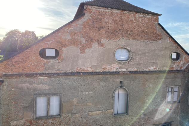 Římsa na turionu před opravou